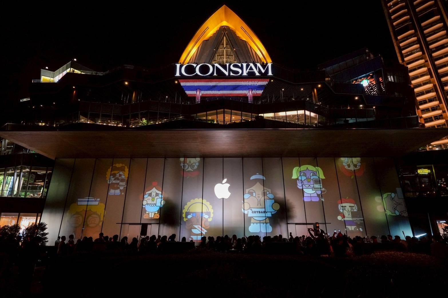 นับเป็นอีกหนึ่งความภาคภูมิใจของ ICONSIAM กับการได้เป็นพื้นที่สำคัญในการฉลองครบรอบ 50 ปีอย่างยิ่งใหญ่ของ Apple